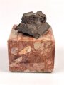 Bombensplitter auf neuzeitlicher Montierung, Laut Beschriftung aus Hamburg vom Februat 1945. Große des Splitters etwa 3 x 3 x 2cm
