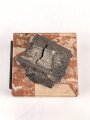 Bombensplitter auf neuzeitlicher Montierung, Laut Beschriftung aus Hamburg vom Februat 1945. Große des Splitters etwa 3 x 3 x 2cm