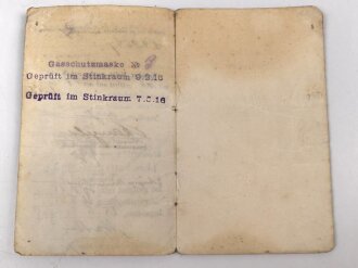 Bayern, Soldbuch eines Angehörigen im 13. Infanterie Regiment, ausgefertigt 1915. Gasschutzmaske geprüft im Stinkraum 1916, sonst wenige Einträge