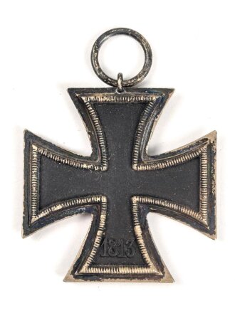Eisernes Kreuz 2. Klasse 1939. Keine Herstellermarkierung, Eisenkern zu 100% geschwärzt, Bandabschnitt beiliegend