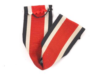 Eisernes Kreuz 2. Klasse 1939. Keine Herstellermarkierung, Eisenkern zu 100% geschwärzt, Bandabschnitt beiliegend