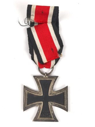 Eisernes Kreuz 2. Klasse 1939. Keine Herstellermarkierung, Hakenkreuz grösstenteils ohne Lack, mit Rostansatz. Ungereinigtes Stück, am Band