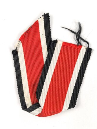 Eisernes Kreuz 2. Klasse 1939. Keine Herstellermarkierung, Eisenkern zu 100% geschwärzt, Bandabschnitt beiliegend