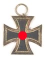 Eisernes Kreuz 2. Klasse 1939. Keine Herstellermarkierung, Eisenkern zu 100% geschwärzt, Bandabschnitt beiliegend