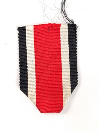 Eisernes Kreuz 2. Klasse 1939. Keine Herstellermarkierung, Hakenkreuz mit etwa 80% Lack, Bandabschnitt beiliegend
