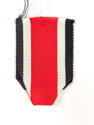 Eisernes Kreuz 2. Klasse 1939. Keine Herstellermarkierung, Hakenkreuz mit etwa 80% Lack, Bandabschnitt beiliegend