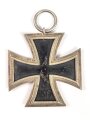 Eisernes Kreuz 2. Klasse 1939. Keine Herstellermarkierung, Hakenkreuz mit etwa 80% Lack, Bandabschnitt beiliegend