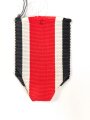 Eisernes Kreuz 2. Klasse 1939. Keine Herstellermarkierung, Hakenkreuz mit etwa 80% Lack, Bandabschnitt beiliegend