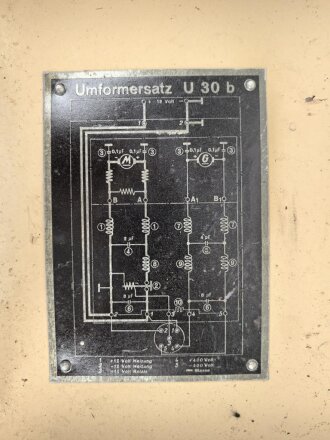 Umformer U 30 b datiert 1945. Gehäuse überlackiert, Deckel Originallack. Funktion nicht geprüft