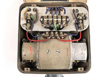 Umformer U 30 b datiert 1945. Gehäuse überlackiert, Deckel Originallack. Funktion nicht geprüft