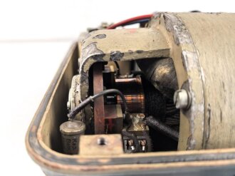 Umformer U 30 b datiert 1945. Gehäuse überlackiert, Deckel Originallack. Funktion nicht geprüft