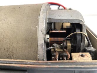 Umformer U 30 b datiert 1945. Gehäuse überlackiert, Deckel Originallack. Funktion nicht geprüft