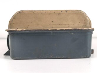 Umformer U 30 b datiert 1945. Gehäuse überlackiert, Deckel Originallack. Funktion nicht geprüft