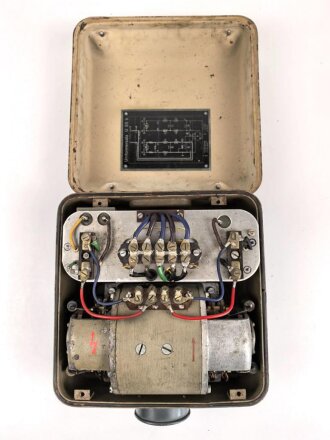 Umformer U 30 b datiert 1945. Gehäuse überlackiert, Deckel Originallack. Funktion nicht geprüft