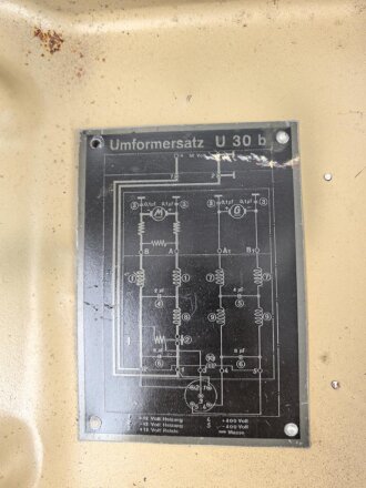 Umformer U 30 b datiert 1945. Gehäuse überlackiert. Funktion nicht geprüft