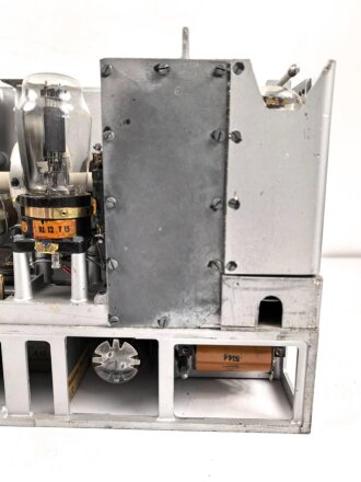 20 Watt Sender g ( 20 W.S.g) datiert 1944, Originallack, Funktion nicht geprüft. Mit  Deckel. Ungereinigtes Stück