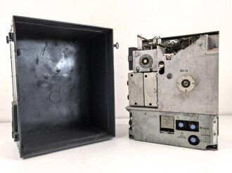 Funk Horch Empfänger Dora " Fu.H.E.d"  datiert 1944. Frontplatte Originallack, Gehäuse neuzeitlich überlackiert. Funktion nicht geprüft