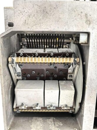 Funk Horch Empfänger Dora " Fu.H.E.d"  datiert 1944. Frontplatte Originallack, Gehäuse neuzeitlich überlackiert. Funktion nicht geprüft