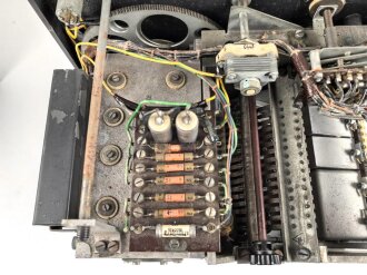 Funk Horch Empfänger Dora " Fu.H.E.d"  datiert 1944. Frontplatte Originallack, Gehäuse neuzeitlich überlackiert. Funktion nicht geprüft