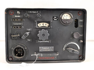 Funksprechgerät f ( Fusprech f. ) datiert 1944. Bordfunkgerät in Panzerspähwagen. Originallack, zum kleinen Teil beilackiert. Funktion nicht geprüft