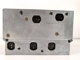 Funksprechgerät f ( Fusprech f. ) datiert 1944. Bordfunkgerät in Panzerspähwagen. Originallack, zum kleinen Teil beilackiert. Funktion nicht geprüft