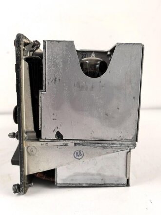 Funksprechgerät f ( Fusprech f. ) datiert 1944. Bordfunkgerät in Panzerspähwagen. Originallack, zum kleinen Teil beilackiert. Funktion nicht geprüft