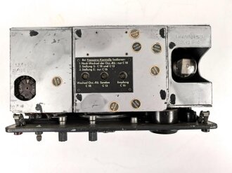 Funksprechgerät f ( Fusprech f. ) datiert 1944. Bordfunkgerät in Panzerspähwagen. Originallack, zum kleinen Teil beilackiert. Funktion nicht geprüft