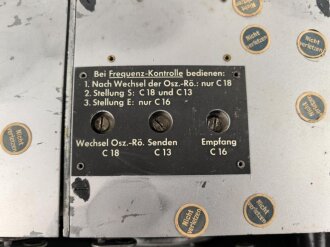 Funksprechgerät f ( Fusprech f. ) datiert 1944. Bordfunkgerät in Panzerspähwagen. Originallack, zum kleinen Teil beilackiert. Funktion nicht geprüft