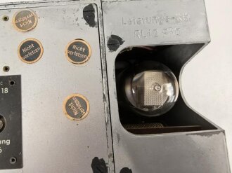 Funksprechgerät f ( Fusprech f. ) datiert 1944. Bordfunkgerät in Panzerspähwagen. Originallack, zum kleinen Teil beilackiert. Funktion nicht geprüft
