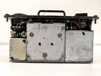 Funksprechgerät f ( Fusprech f. ) datiert 1944. Bordfunkgerät in Panzerspähwagen. Originallack, zum kleinen Teil beilackiert. Funktion nicht geprüft