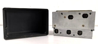 Funksprechgerät f ( Fusprech f. ) datiert 1944. Bordfunkgerät in Panzerspähwagen. Originallack, zum kleinen Teil beilackiert. Funktion nicht geprüft