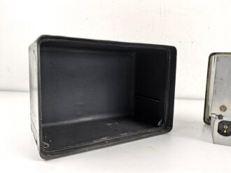Funksprechgerät f ( Fusprech f. ) datiert 1944. Bordfunkgerät in Panzerspähwagen. Originallack, zum kleinen Teil beilackiert. Funktion nicht geprüft