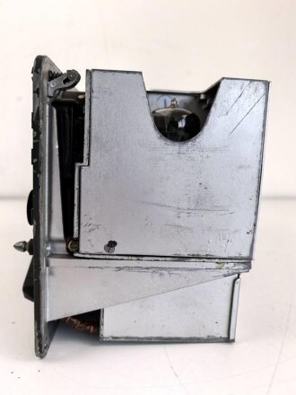 Funksprechgerät f ( Fusprech f. ) datiert 1943. Bordfunkgerät in Panzerspähwagen. Originallack, ungewöhnliche Anschlussbuchse. Funktion nicht geprüft