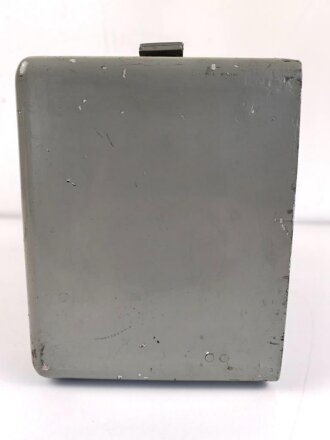 Funksprechgerät f ( Fusprech f. ) datiert 1943. Bordfunkgerät in Panzerspähwagen. Originallack, ungewöhnliche Anschlussbuchse. Funktion nicht geprüft