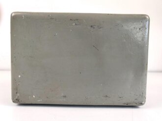 Funksprechgerät f ( Fusprech f. ) datiert 1943. Bordfunkgerät in Panzerspähwagen. Originallack, ungewöhnliche Anschlussbuchse. Funktion nicht geprüft