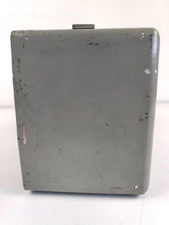 Funksprechgerät f ( Fusprech f. ) datiert 1943. Bordfunkgerät in Panzerspähwagen. Originallack, ungewöhnliche Anschlussbuchse. Funktion nicht geprüft