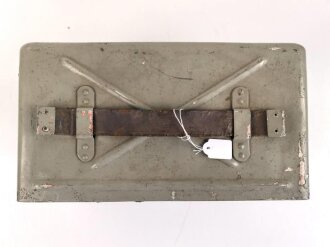 Funksprechgerät f ( Fusprech f. ) datiert 1943. Bordfunkgerät in Panzerspähwagen. Originallack, ungewöhnliche Anschlussbuchse. Funktion nicht geprüft