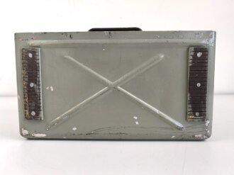Funksprechgerät f ( Fusprech f. ) datiert 1943. Bordfunkgerät in Panzerspähwagen. Originallack, ungewöhnliche Anschlussbuchse. Funktion nicht geprüft