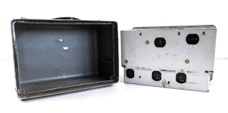 Funksprechgerät f ( Fusprech f. ) datiert 1943. Bordfunkgerät in Panzerspähwagen. Originallack, ungewöhnliche Anschlussbuchse. Funktion nicht geprüft