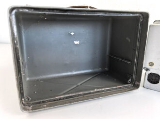 Funksprechgerät f ( Fusprech f. ) datiert 1943. Bordfunkgerät in Panzerspähwagen. Originallack, ungewöhnliche Anschlussbuchse. Funktion nicht geprüft