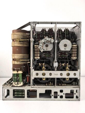 100 Watt Sender Wehrmacht datiert 1944. Originallack, mit nummerngleichem Deckel. Funktion nicht geprüft