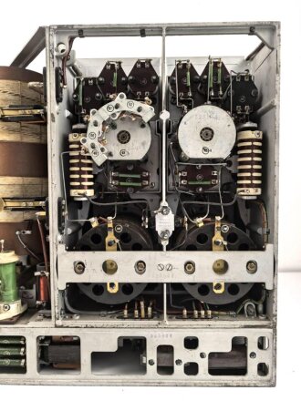 100 Watt Sender Wehrmacht datiert 1944. Originallack, mit nummerngleichem Deckel. Funktion nicht geprüft