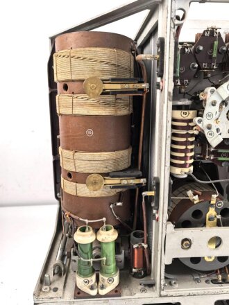 100 Watt Sender Wehrmacht datiert 1944. Originallack, mit nummerngleichem Deckel. Funktion nicht geprüft