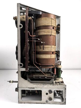 100 Watt Sender Wehrmacht datiert 1944. Originallack, mit nummerngleichem Deckel. Funktion nicht geprüft