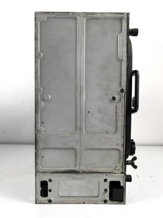 100 Watt Sender Wehrmacht datiert 1944. Originallack, mit nummerngleichem Deckel. Funktion nicht geprüft