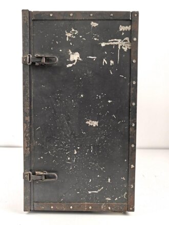 100 Watt Sender Wehrmacht datiert 1944. Originallack, mit nummerngleichem Deckel. Funktion nicht geprüft
