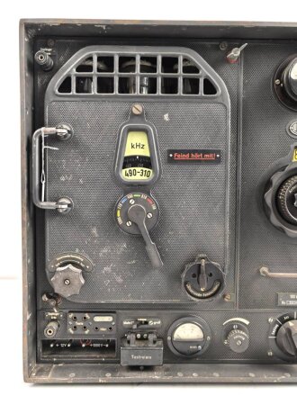 100 Watt Sender Wehrmacht datiert 1944. Originallack, mit nummerngleichem Deckel. Funktion nicht geprüft