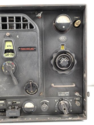 100 Watt Sender Wehrmacht datiert 1944. Originallack, mit nummerngleichem Deckel. Funktion nicht geprüft