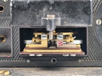 100 Watt Sender Wehrmacht datiert 1944. Originallack, mit nummerngleichem Deckel. Funktion nicht geprüft