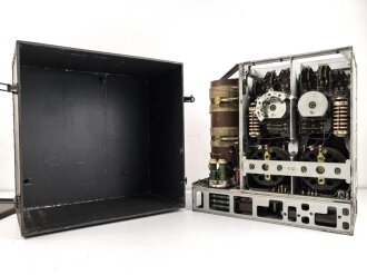 100 Watt Sender Wehrmacht datiert 1944. Originallack, mit nummerngleichem Deckel. Funktion nicht geprüft